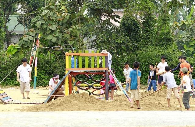 Sân chơi giá rẻ đầu tiên cho học sinh mầm non ở Huế - 1 Các sinh viên thực hiện mô hình sân chơi giá rẻ đầu tiên tại Huế.