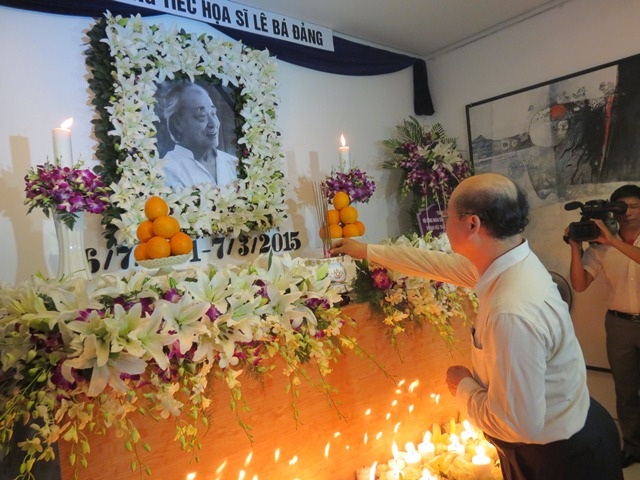 Xúc động lễ tưởng niệm họa sĩ Lê Bá Đảng - 4 Ông Nguyễn Kim Dũng, Bí thư Thành ủy Huế dâng hương