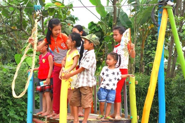 Sân chơi giá rẻ đầu tiên cho học sinh mầm non ở Huế - 2 Các em học sinh ở địa phương thích thú đến thử các trò chơi.
