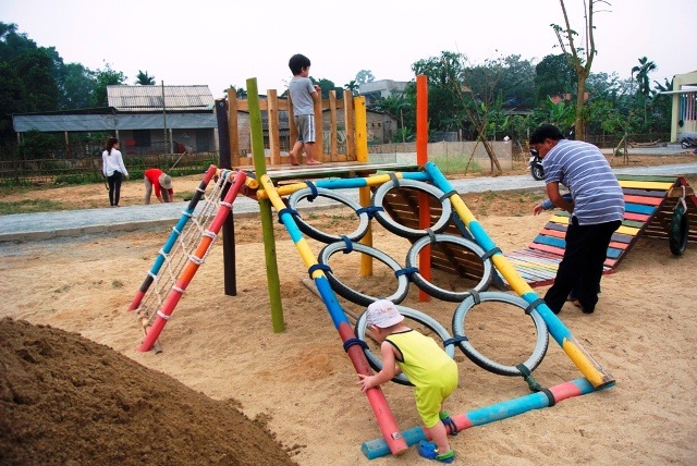 Sân chơi giá rẻ đầu tiên cho học sinh mầm non ở Huế - 3 Các vật liệu phế thải, có sẵn trong thiên nhiên được tận dụng tối đa.