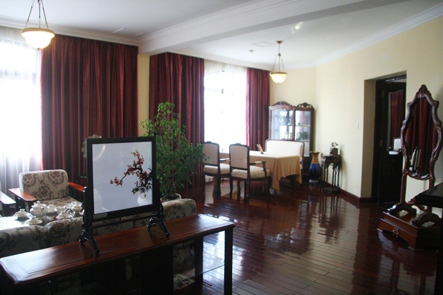 Khám phá căn phòng của vua hề Sạc Lô từng ở tại Huế - 3 Phòng khách