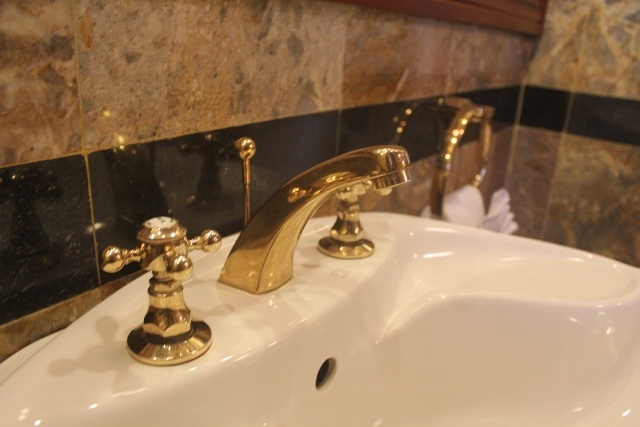 Khám phá căn phòng của vua hề Sạc Lô từng ở tại Huế - 9 Những nút vặn bồn rửa mặt mang dáng dấp xưa cũ