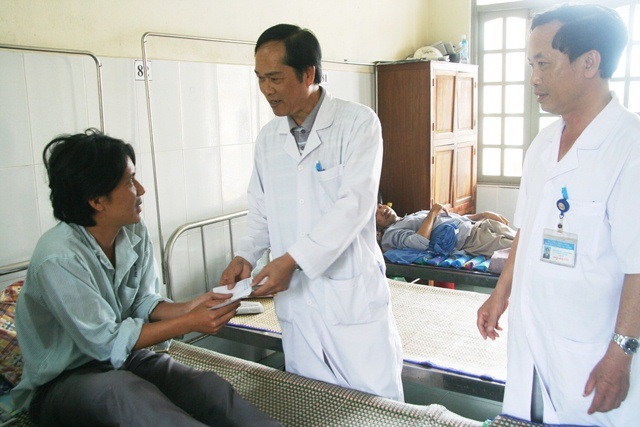 Người phụ lái tàu bàng hoàng nhớ lại cái chết của đồng nghiệp - 2 BS Lý Văn Thắng, Giám đốc Bệnh viện Giao thông Vận tải
Huế thăm hỏi, tặng quà cho bệnh nhân Hải