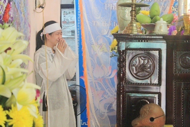 Người phụ lái tàu bàng hoàng nhớ lại cái chết của đồng nghiệp - 6 ... và con gái anh Phú đau đớn trước nỗi đau mất người thân.