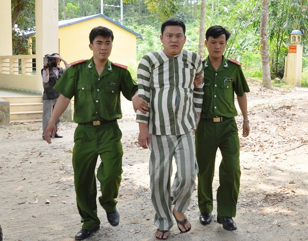 Bắt khẩn cấp 2 đối tượng chém Việt kiều theo kiểu "xã hội đen" - 1 Công an Phú Lộc bắt đối tượng Thành