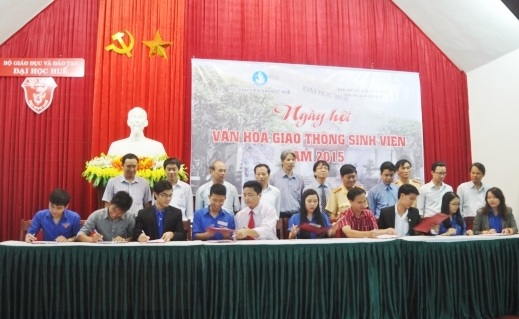 Sinh viên ĐH Huế cam kết “4 không” về an toàn giao thông