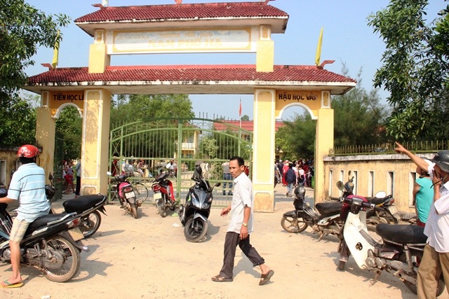 Hàng trăm học sinh vẫn đang nghỉ học do sáp nhập trường đột ngột - 1 Phụ huynh kéo đến trường Nam Phổ Hạ để đòi giải thích rõ ràng về việc sáp nhập trường.