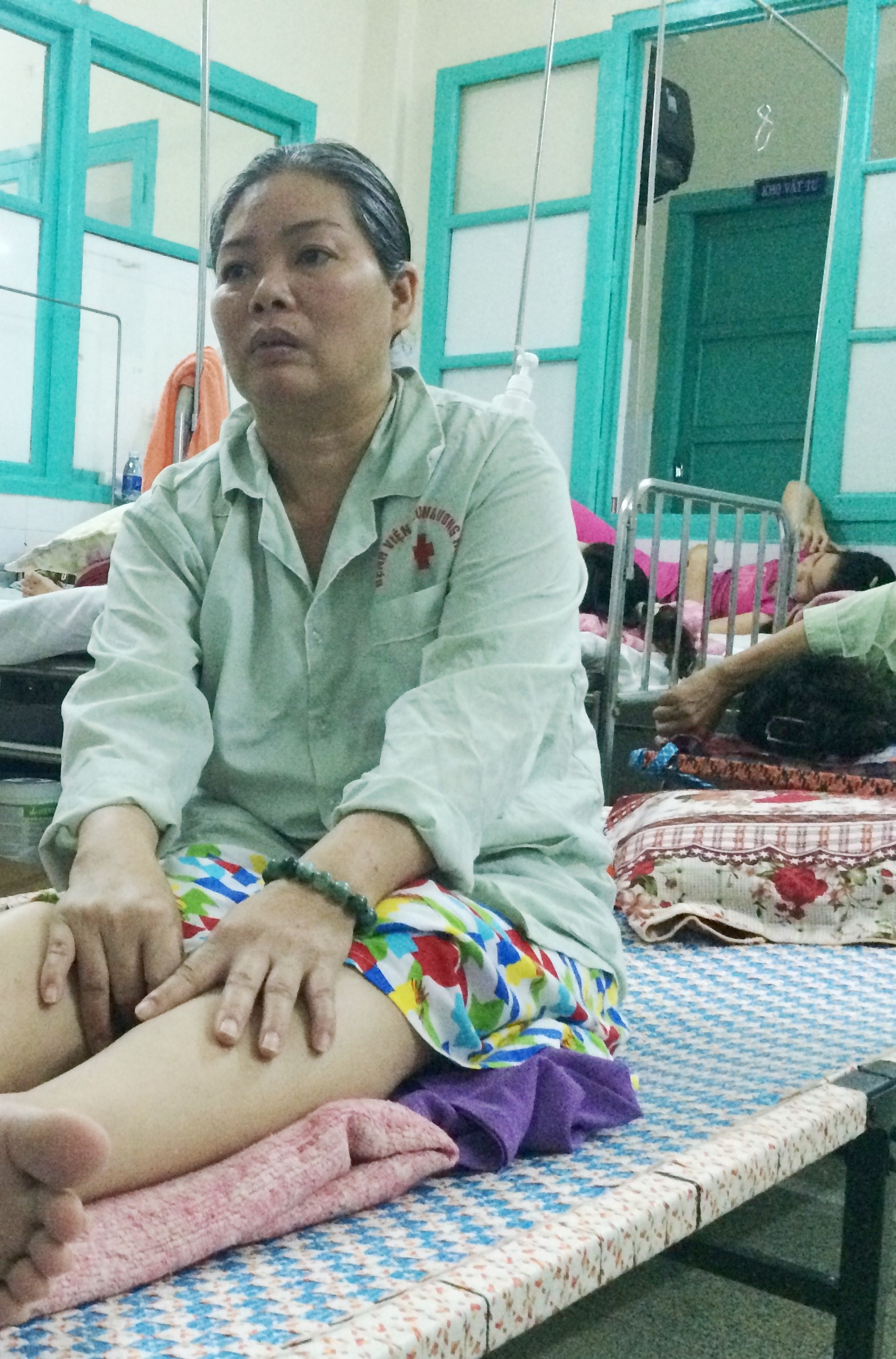 Dì Vang, mẹ Hằng đang bị ung thư tử cung giai đoạn 3 phải điều trị tại bệnh viện
