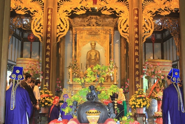 Nô nức dòng người dự lễ dâng hương đền Công chúa Huyền Trân - 1 Chính điện đền thờ Huyền Trân công chúa