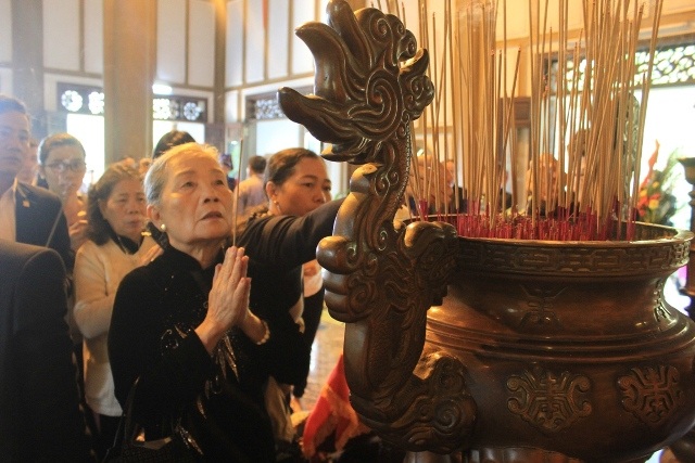 Nô nức dòng người dự lễ dâng hương đền Công chúa Huyền Trân - 4 Người dân, du khách và nhiều ban ngành đến thắp hương
