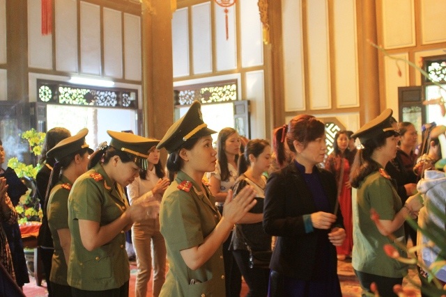 Nô nức dòng người dự lễ dâng hương đền Công chúa Huyền Trân - 5 Người dân, du khách và nhiều ban ngành đến thắp hương