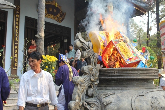 Nô nức dòng người dự lễ dâng hương đền Công chúa Huyền Trân - 6 Hóa vàng mã lễ vật dâng lên Huyền Trân công chúa