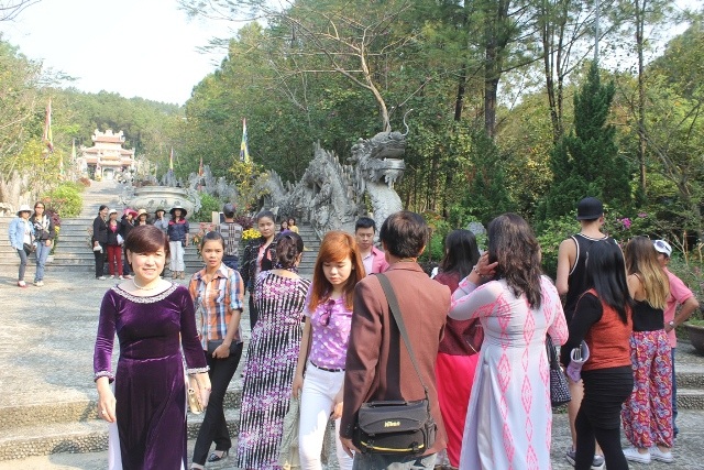 Dòng người nô nức trảy hội dâng hương ở Trung tâm Văn hóa Huyền Trần - Huế sáng mùng 9 Tết