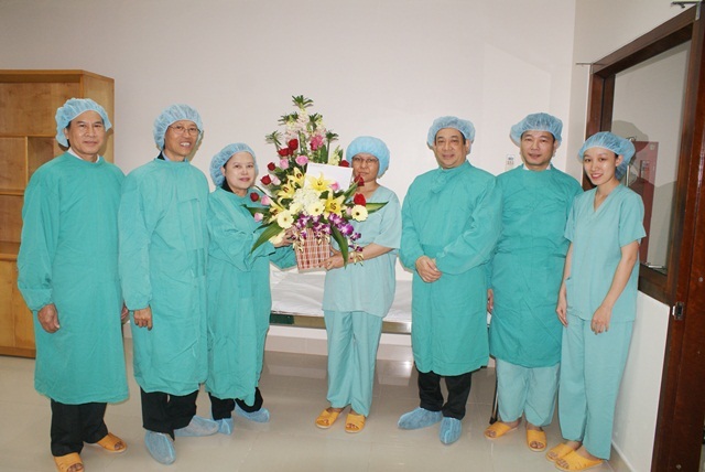 BS Thăng và bệnh nhân đầu tiên chữa lành ung thư giai đoạn cuối bằng tế bào gốc - chị Lê Thị Sau