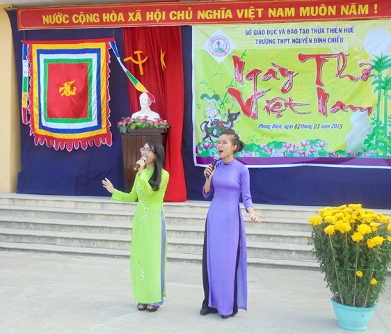 Trường học làm ngày thơ Nguyên tiêu hướng về biển đảo - 1 Các cô giáo đọc thơ về biển đảo tổ quốc