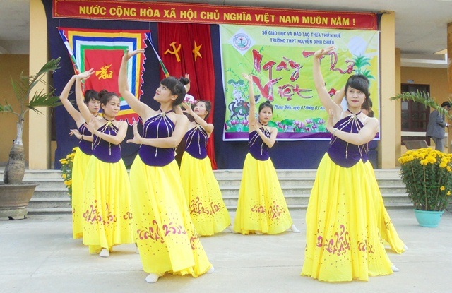 Trường học làm ngày thơ Nguyên tiêu hướng về biển đảo - 2 Các cô giáo đọc thơ về biển đảo tổ quốc