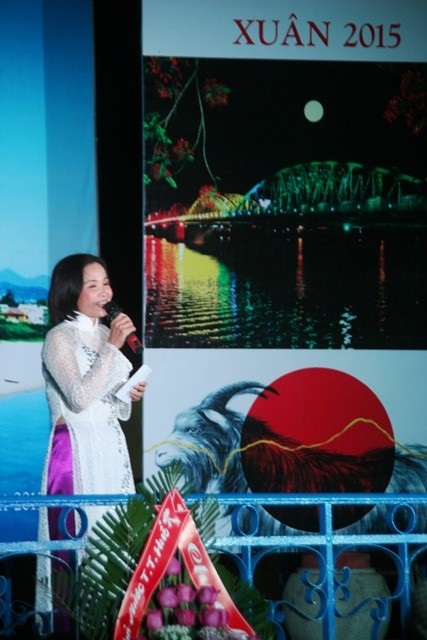 Lắng lòng trong đêm thơ Nguyên Tiêu hướng tình yêu về biển đảo - 8 Nhà thơ Thảo Nguyên đến từ CLB thơ huyện Phong Điền duyên dáng, tình cảm trong bài thơ