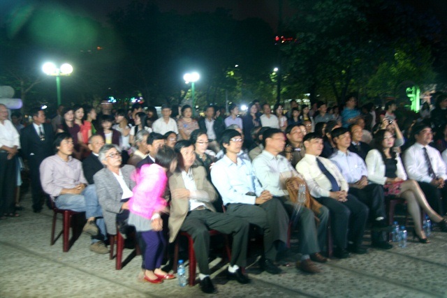 Lắng lòng trong đêm thơ Nguyên Tiêu hướng tình yêu về biển đảo - 2 Hàng trăm người yêu thơ có mặt trong buổi tối đẹp trời bên sông Hương