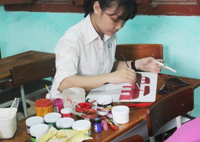 Nữ sinh trường Đồng Khánh thi tài dịp 8/3 - 7 Nữ sinh THPT Hai Bà Trưng chăm chút cho phần thi vẽ tranh của mình
