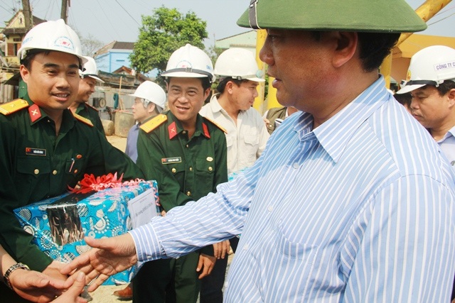 Bộ trưởng Đinh La Thăng: "Thi công hầm kiểu gì thế?” - 3 Bộ trưởng Thăng động viên, tặng quà đầu năm mới cho anh em đơn vị thi công cầu đường.