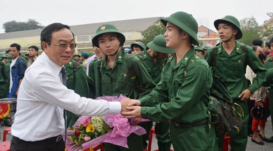 Ông Nguyễn Văn Cao, Chủ tịch UBND tỉnh động viên tân binh rèn luyện tốt