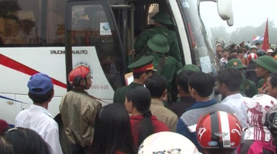 Người thân đưa tiễn tân binh tại Thị xã Hương Trà lên xe