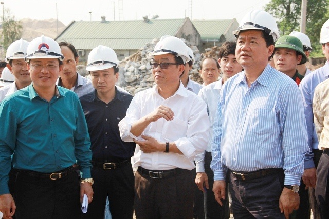 Bộ trưởng Đinh La Thăng: "Thi công hầm kiểu gì thế?” - 1 Bộ trưởng Đinh La Thăng kiểm tra thi công hầm đường bộ Phú Gia.