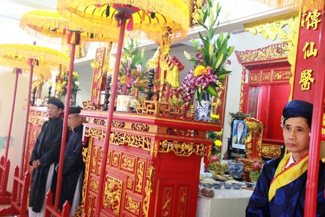 Lễ tế các tiên y và lễ tưởng niệm ngày mất danh y Lê Hữu Trác - 3 Án thờ các tiên y và Hải Thượng Lãn Ông Lê Hữu Trác cùng Tuệ Tĩnh Thiền Sư phía trong