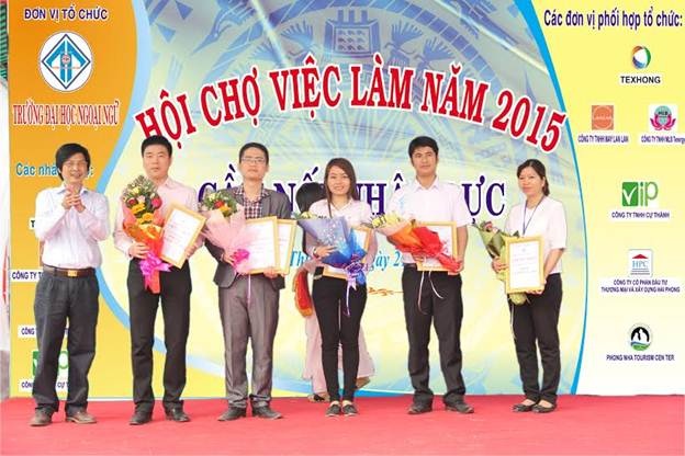 Mở hội chợ việc làm trong hội trại giúp SV tiếp cận nghề nghiệp - 1 TS. Bảo Khâm, Hiệu trưởng Đại học Ngoại ngữ Huế (ngoài cùng bên trái)