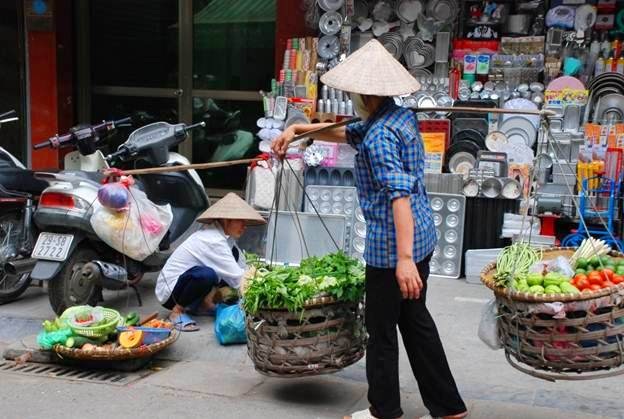 Những gánh hàng nặng trĩu trên đôi vai gầy guộc các
chị