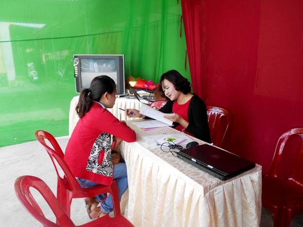 Mở hội chợ việc làm trong hội trại giúp SV tiếp cận nghề nghiệp - 3 SV tham gia phỏng vấn.