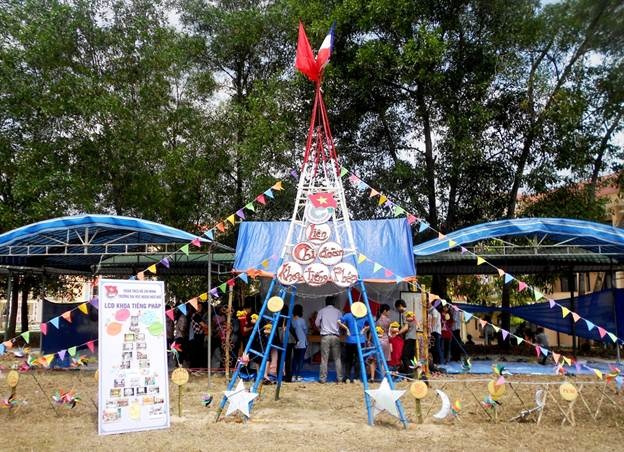 Mở hội chợ việc làm trong hội trại giúp SV tiếp cận nghề nghiệp - 5 Ban tổ chức đi chấm điểm trại và chấm báo tường.