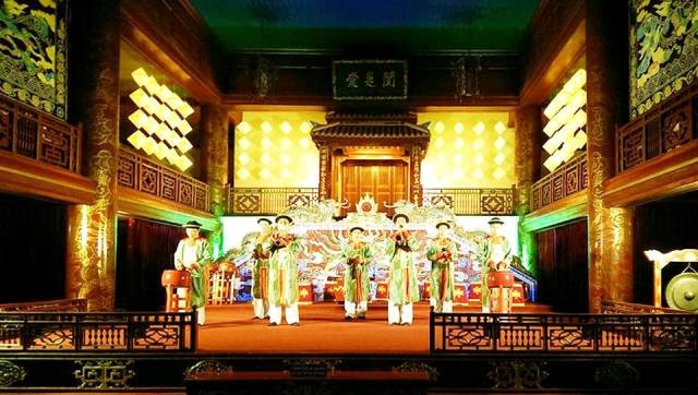 Biểu diễn Nhã nhạc Cung đình Huế tại nhà hát Duyệt Thị Đường