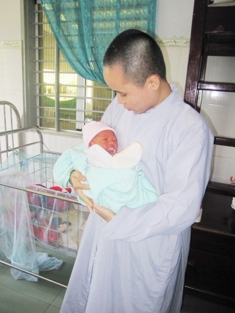 Cháu bé được các ni cô trong chùa nuôi dưỡng
