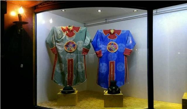 Trưng bày các trang phục của nhạc công cung đình Huế xưa