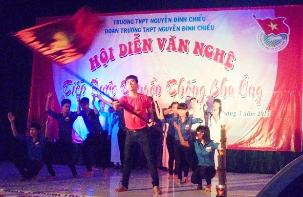 Tổ chức đêm văn nghệ gây quỹ khuyến học giúp học sinh nghèo - 1 Một tiết mục văn nghệ tại đêm diễn.