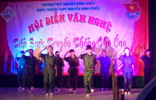 Tổ chức đêm văn nghệ gây quỹ khuyến học giúp học sinh nghèo - 2 Một tiết mục văn nghệ tại đêm diễn.