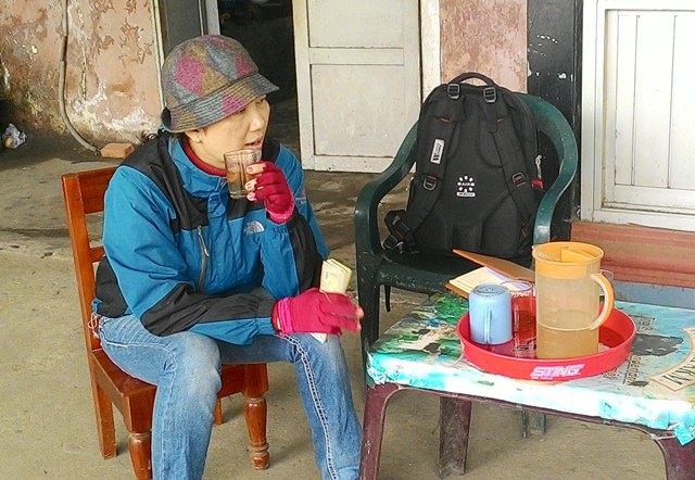Vụ khách hàng bị "móc túi" 10 ngàn đồng mỗi lần bơm xăng: Nhân viên cây xăng xin lỗi người dân - 1 Bà Thu, tuy không phải là nhân viên cây xăng vẫn vào trực tiếp đổ xăng bình thường cho khách hàng