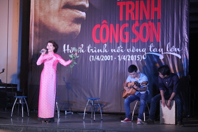 Thầy trò ngôi trường cũ của Trịnh Công Sơn tưởng nhớ cố nhạc sĩ - 5 Sinh viên trường Đại học Khoa học Huế thể hiện các ca khúc của nhạc sĩ một cách trân trọng