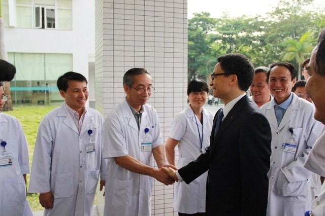 Phó Thủ tướng Vũ Đức Đam ân cần bắt tay hỏi thăm cán bộ y bác sĩ tại BV Trung ương Huế
