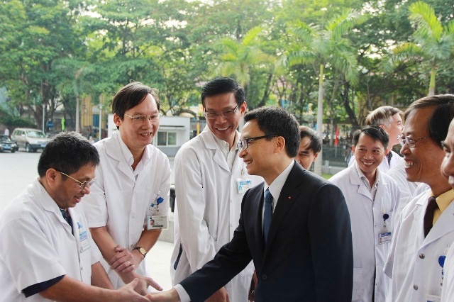 Phó Thủ tướng Vũ Đức Đam ân cần bắt tay hỏi thăm cán bộ y bác sĩ tại BV Trung ương Huế