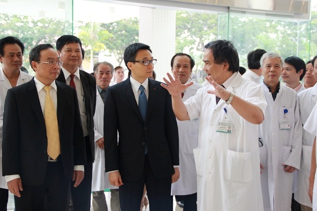 Phó Thủ tướng Vũ Đức Đam ân cần bắt tay hỏi thăm cán bộ y bác sĩ tại BV Trung ương Huế