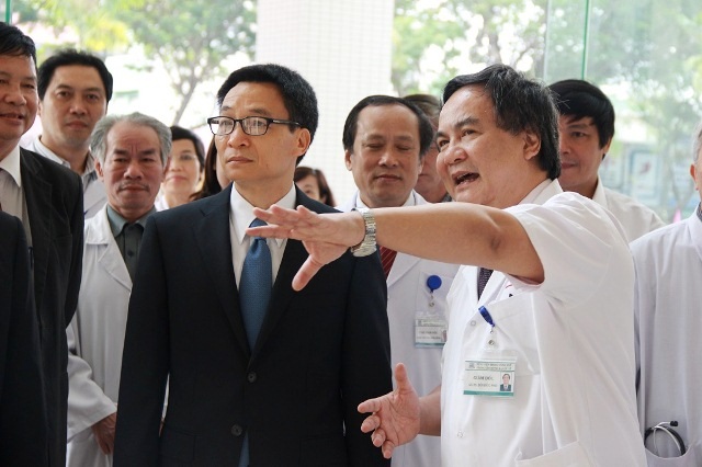 Phó Thủ tướng Vũ Đức Đam ân cần bắt tay hỏi thăm cán bộ y bác sĩ tại BV Trung ương Huế
