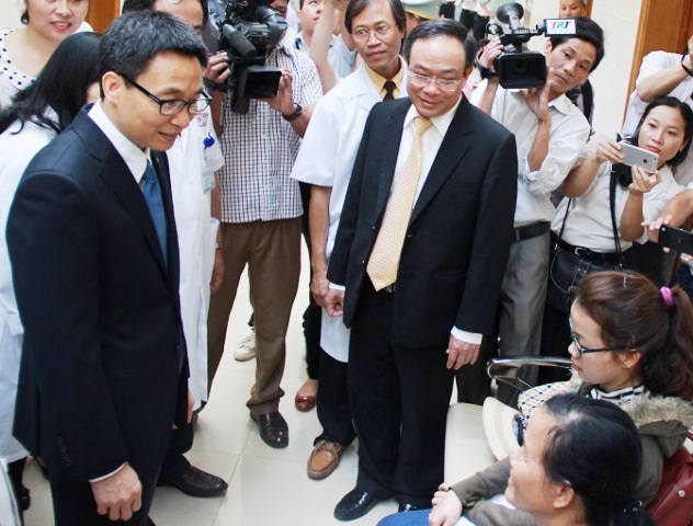 Phó Thủ Tướng thăm hỏi các bệnh nhân đang chờ ngoài phòng
khám