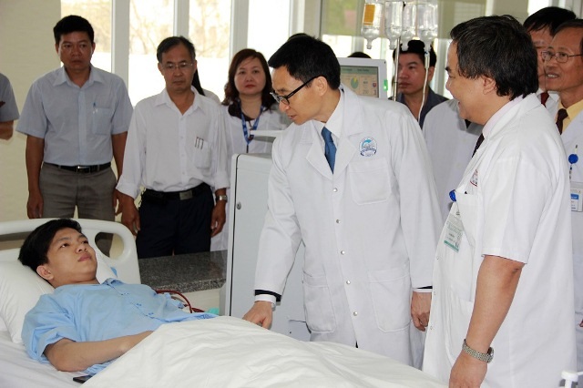 Phó Thủ Tướng thăm hỏi các bệnh nhân đang chờ ngoài phòng
khám