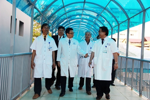 Phó Thủ tướng thị sát và đốc thúc thi công các hạng mục công trình trong
bệnh viện