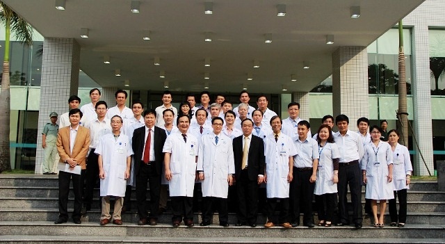 Cán bộ nhân viên BV Trung ương Huế chụp ảnh lưu niệm với Phó Thủ tướng Vũ Đức Đam