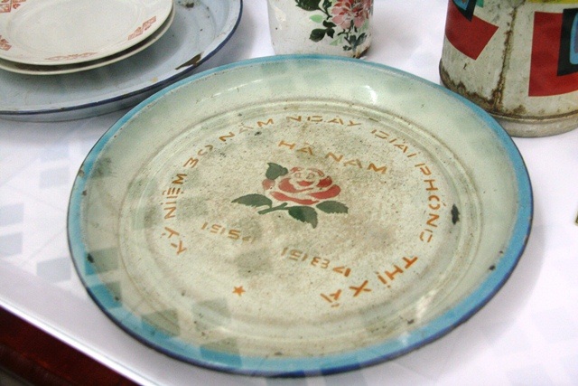 Bồi hồi xem kỷ vật một thời Huế sau ngày giải phóng - 3 Khay nhôm tráng men