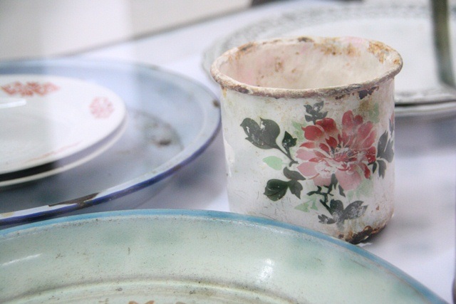 Bồi hồi xem kỷ vật một thời Huế sau ngày giải phóng - 4 Ca uống nước nhưng đã mất nắp... tất cả đã cũ kỹ nhưng lưu dấu một thời kỷ niệm khó phai