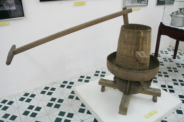 Bồi hồi xem kỷ vật một thời Huế sau ngày giải phóng - 9 Chiếc cối xay lúa vẫn được dùng sau giải phóng 1975